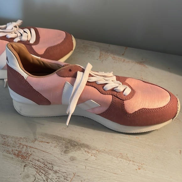 Veja Pink and White Sneakers Casual Comfort - Picture 5 of 7
